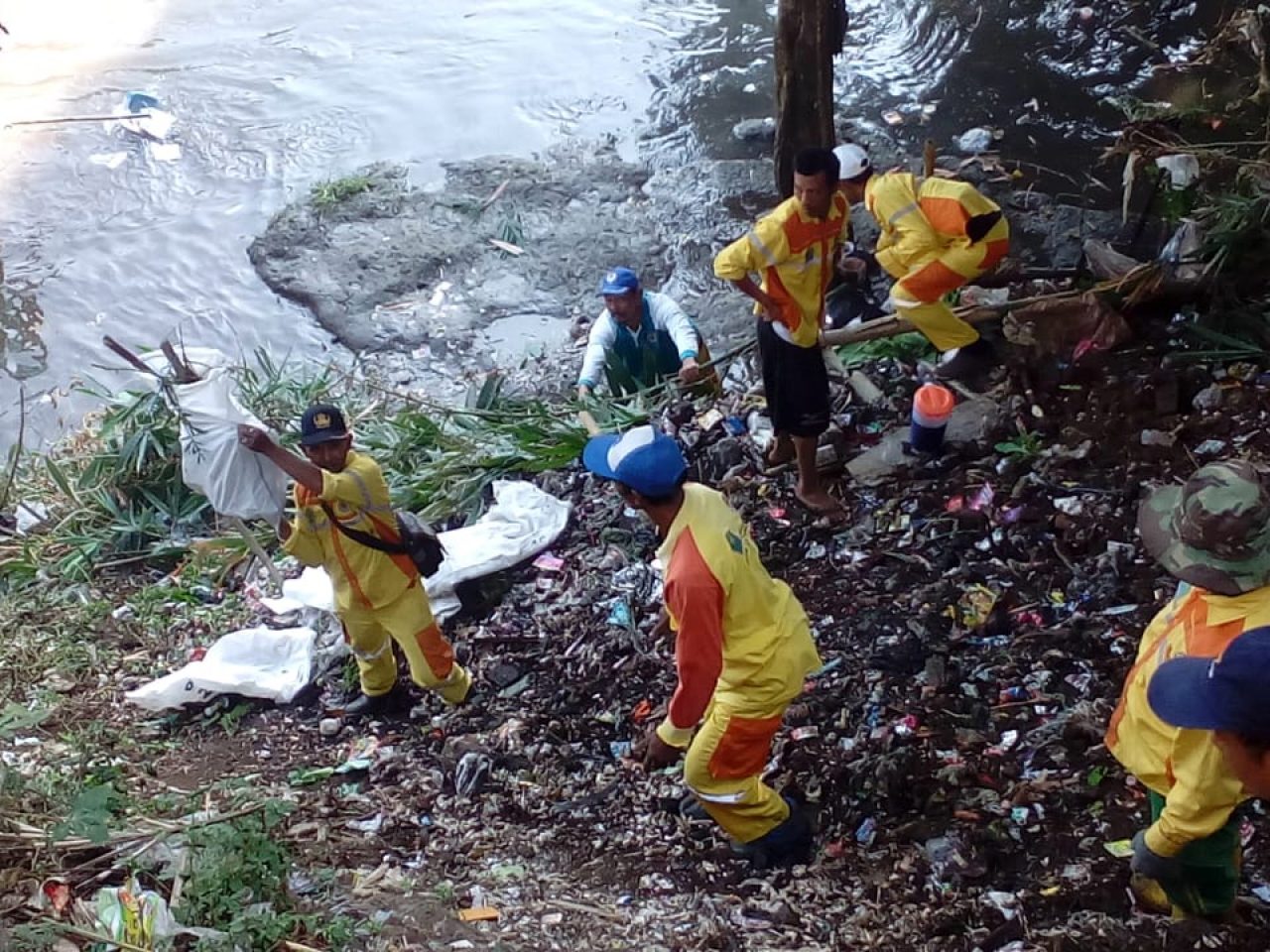 Bersih-Bersih Sungai Muharto