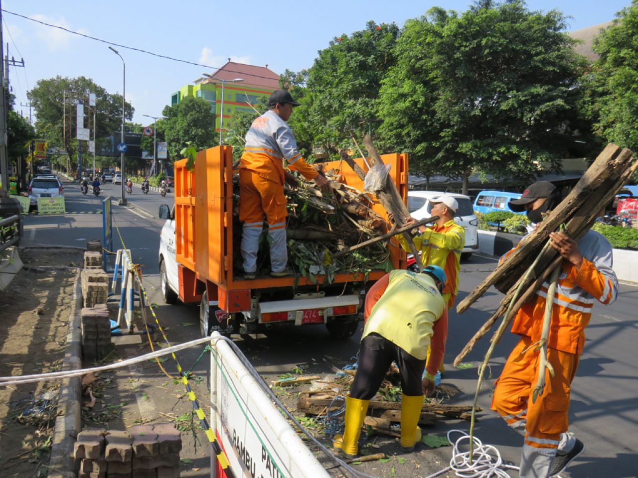 Bersih-Bersih Sampah Sungai Celaket di Jl. Jaksa Agung Suprapto, Klojen
