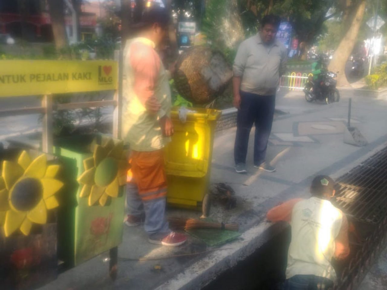 Bersih-bersih Saluran di Jl. Bandung 18-07-2019