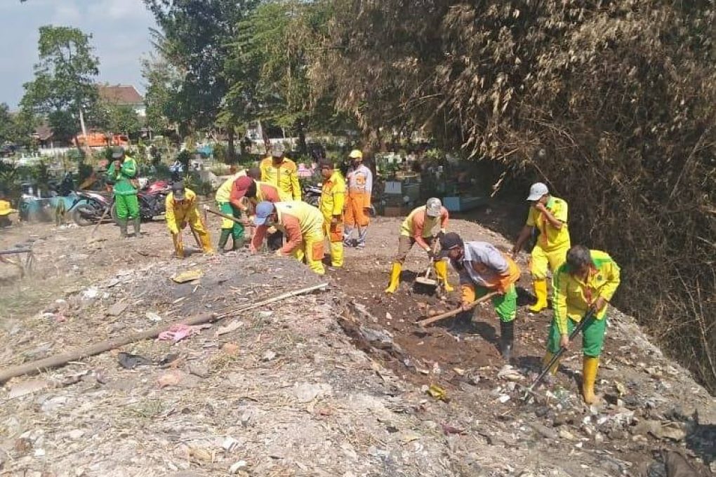 Bersih-Bersih Dinas Lingkungan Hidup Kota Malang di TPU Mergan tanggal 31 Juli 2019