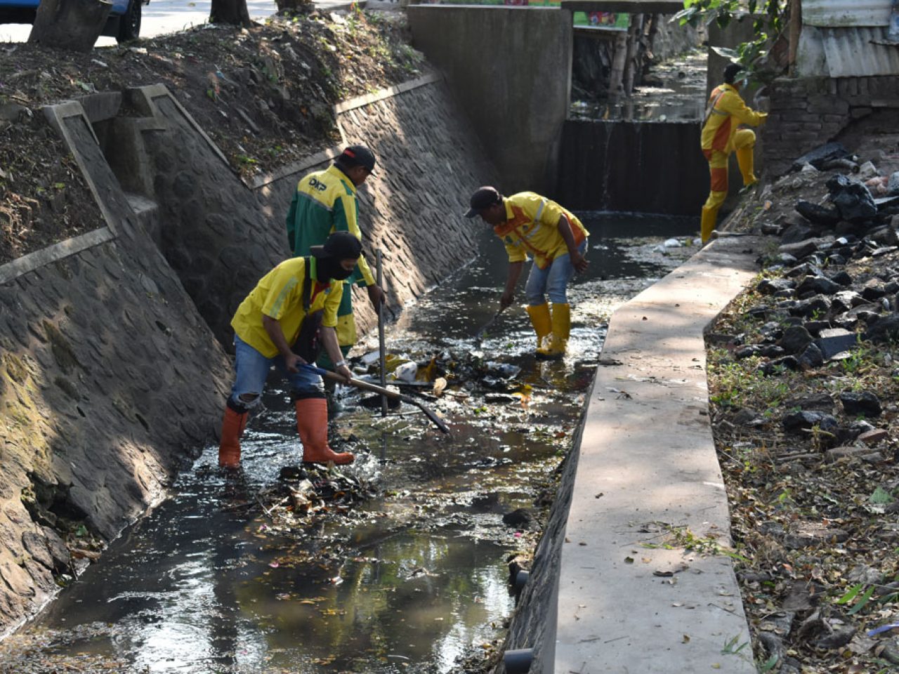 Bersih-Bersih di Jl. Simpang Panji Suroso