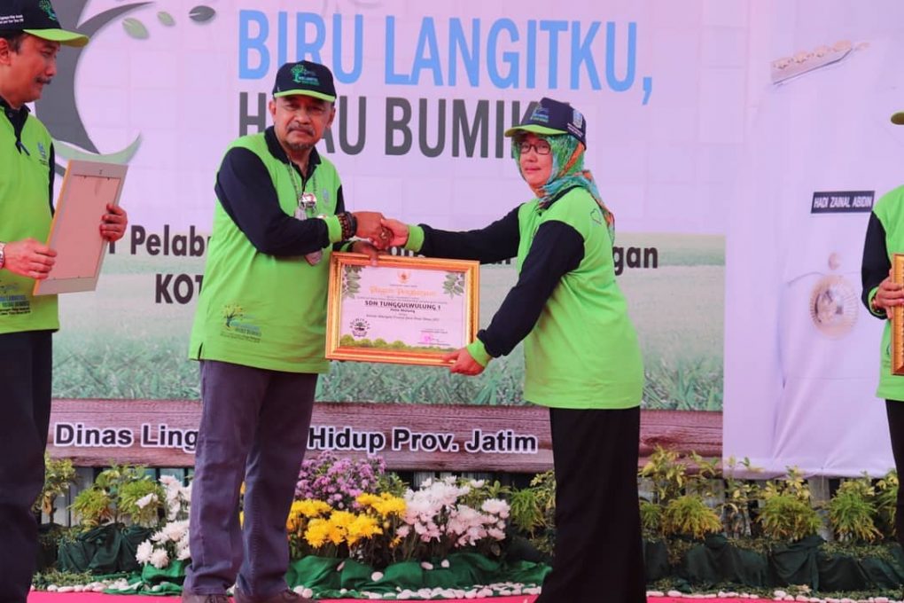 Penghargaan sebagai Sekolah Adiwiyata Provinsi Jawa Timur Tahun 2019