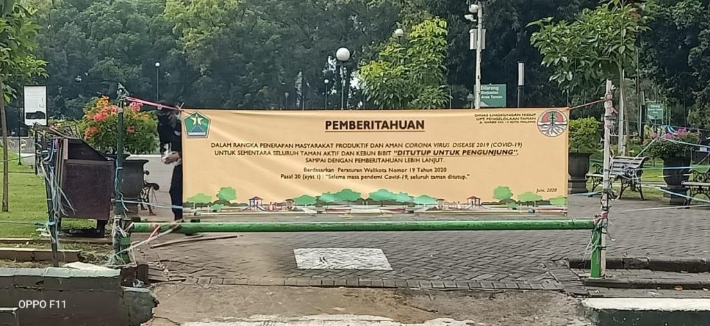 Pemasangan banner di taman-taman kota